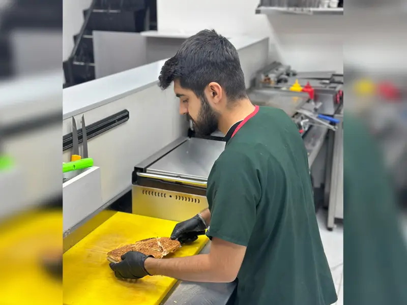 Steteskopu Bıraktı, Tezgâhın Başına Geçti: Tıp Fakültesini Terk Eden Genç Diyarbakır’da 'Tost Doktoru' Oldu! (resim 4) – saglikhaberi.net Steteskopu Bıraktı, Tezgâhın Başına Geçti: Tıp Fakültesini Terk Eden Genç Diyarbakır’da 'Tost Doktoru' Oldu! (resim 3) – saglikhaberi.net