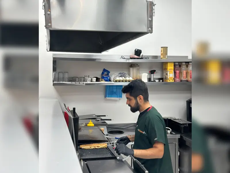 Steteskopu Bıraktı, Tezgâhın Başına Geçti: Tıp Fakültesini Terk Eden Genç Diyarbakır’da 'Tost Doktoru' Oldu! (resim 6) – saglikhaberi.net Steteskopu Bıraktı, Tezgâhın Başına Geçti: Tıp Fakültesini Terk Eden Genç Diyarbakır’da 'Tost Doktoru' Oldu! (resim 5) – saglikhaberi.net